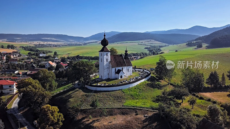斯洛伐克泽拉的圣灵教堂(Kostol Ducha Svateho)鸟瞰。